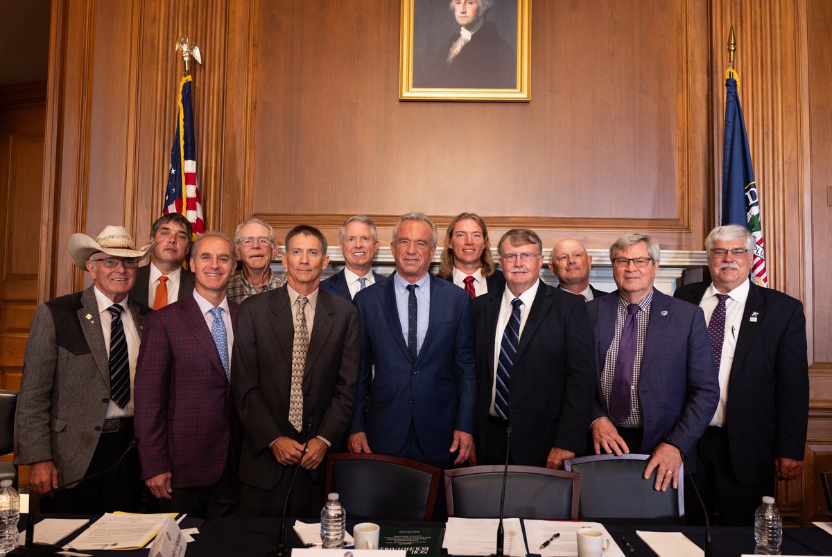 RogerMarshallMD's tweet image. It was an honor to host @SecRollins and @SecKennedy at the Capitol this morning for the first MAHA roundtable on Capitol Hill.
Today, we engaged in a meaningful discussion with farmers from across the nation, focusing on soil health — a critical intersection of agriculture and…