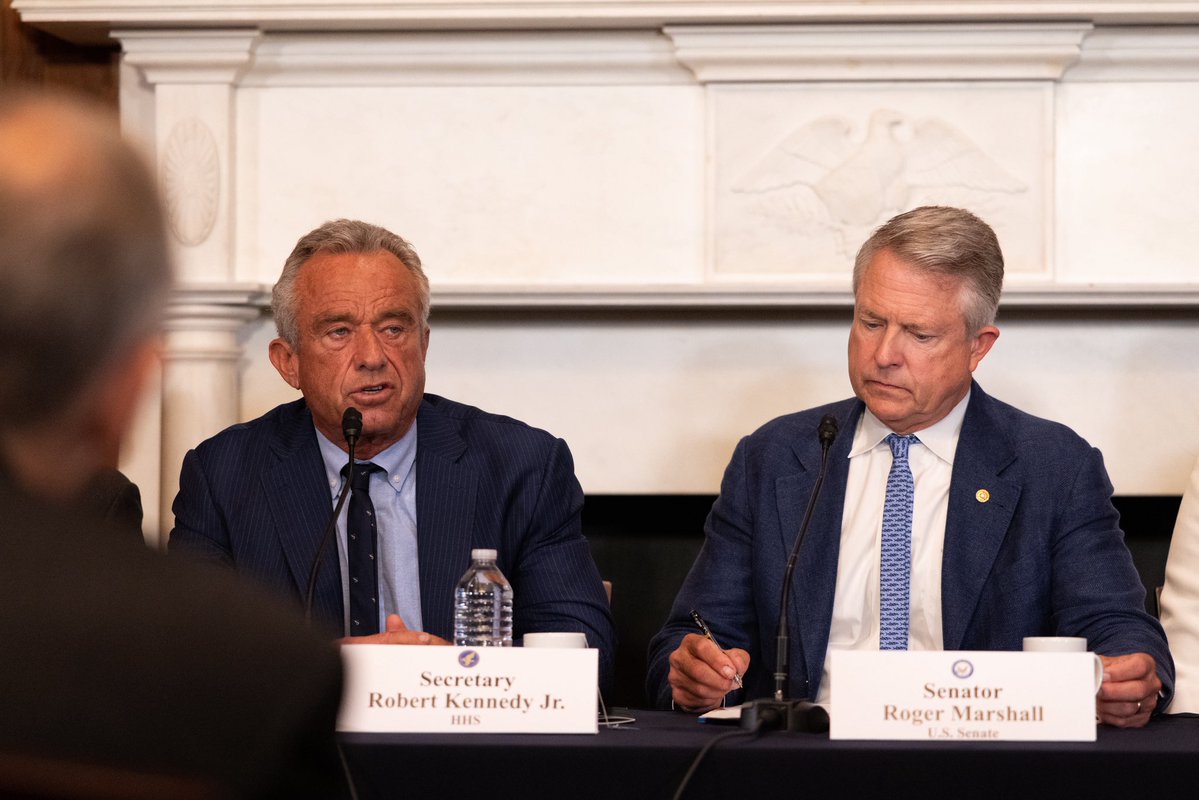 RogerMarshallMD's tweet image. It was an honor to host @SecRollins and @SecKennedy at the Capitol this morning for the first MAHA roundtable on Capitol Hill.
Today, we engaged in a meaningful discussion with farmers from across the nation, focusing on soil health — a critical intersection of agriculture and…