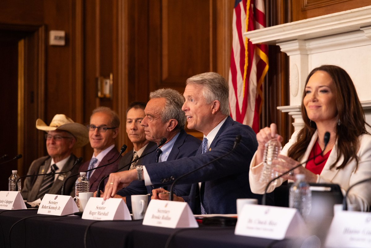 RogerMarshallMD's tweet image. It was an honor to host @SecRollins and @SecKennedy at the Capitol this morning for the first MAHA roundtable on Capitol Hill.
Today, we engaged in a meaningful discussion with farmers from across the nation, focusing on soil health — a critical intersection of agriculture and…