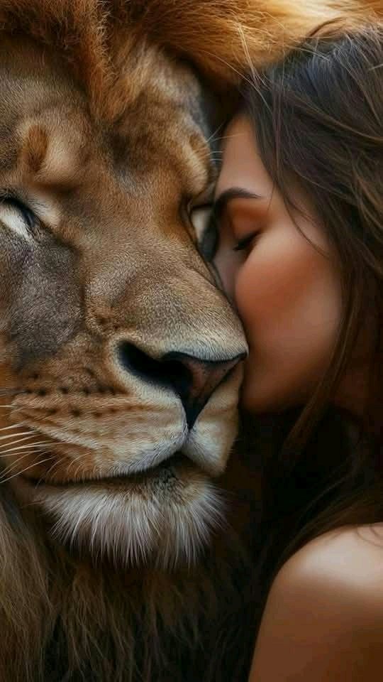 No somos lo que enseñamos
ni lo que decimos,
somos nuestros defectos 
y nuestros errores,
nuestras vergüenzas y nuestros caprichos.
Somos lo que guardamos para nosotros, 
lo que jamás contamos,
todo lo que ocultamos,
lo que jamás dijimos,
lo que escondemos muy adentro.