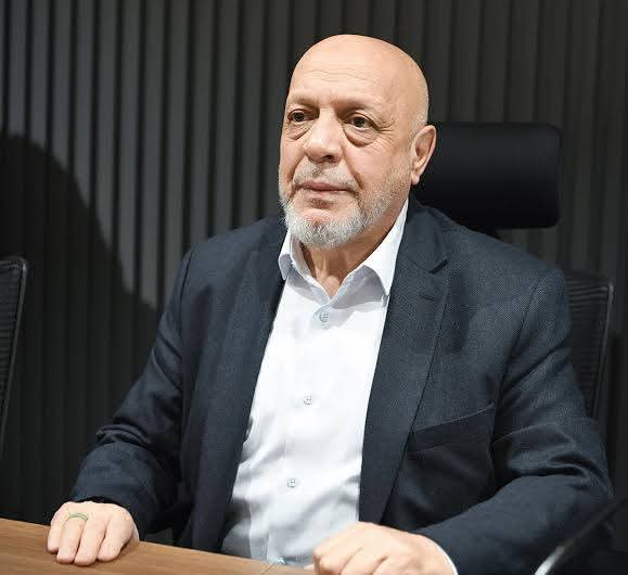 Dağ dağa küsmüş,dağın haberi olmamış derler,sözde kendini işçinin hak davası diye tanıtan sendika başkanı zurnanın zırt diyeceği yerde,

Grev kararı almamız,grev yapacağımız anlamına gelmez dedi,bunu duyan diğer dağ sizce bu küskünlüğü ne kadar dikkate alır ki?
KamudaKçp