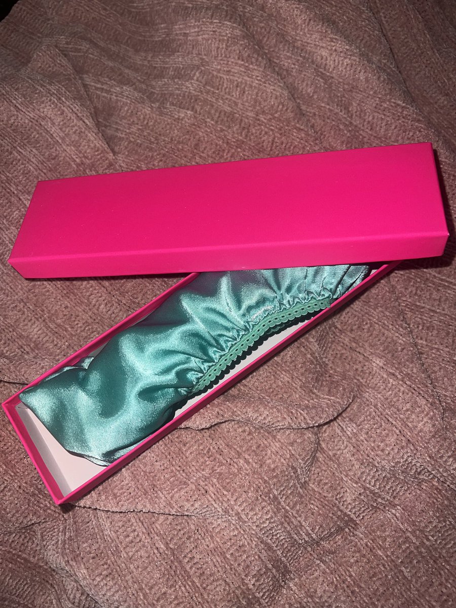 I wore this on my wettest day of the month so far☺️ packed them up for one of youuuu. First come first serve 😇✨ dm here or my email in bio