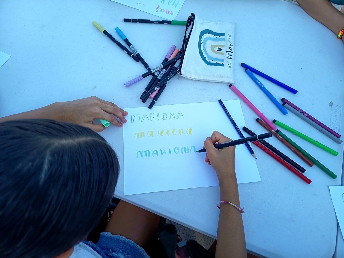 Aquesta tarda davant la mar hem xalat d'allò més escrivint el nostre nom amb diferents tipografies, estils i tècniques! 📝

La Norah ens ha ensenyat a experimentar amb la creativitat que portem a dins! 

@esardi_amposta #estudiantsenpràctiques #tallers #creatius