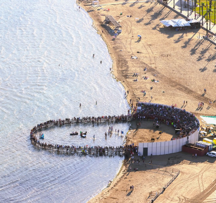 🏖️¡Qué imagen tan espectacular!

La Rápita (Tarragona) ha recuperado este año su plaza de toros marinera para celebrar los festejos populares de las fiestas de la Virgen del Carmen. 

La curiosidad es que la plaza de toros que se instala para la ocasión está literalmente en el