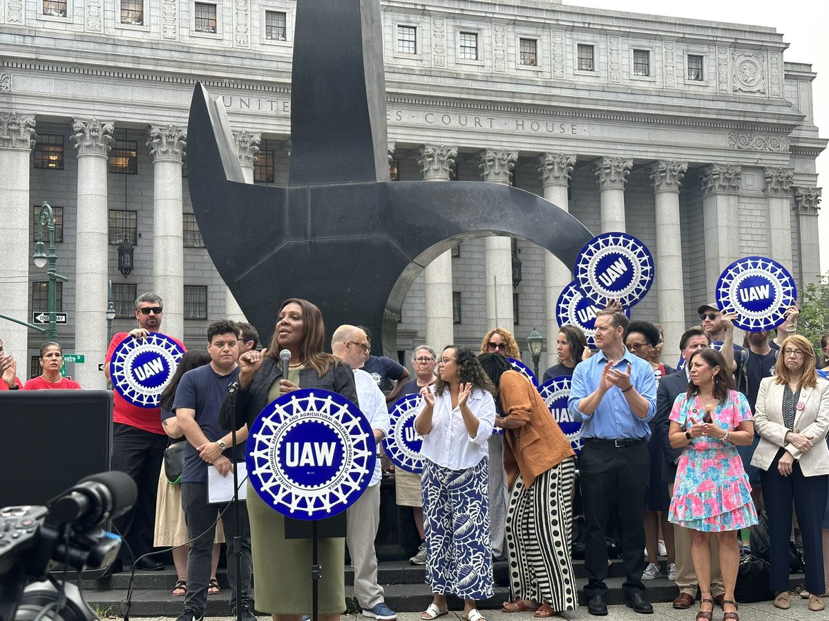 NewYorkStateAG's tweet image. The hardworking @UAW @alaa2325 legal workers in New York spend every day on the front lines of the fight for justice, defending and championing the rights of our most vulnerable New Yorkers.
They deserve fair pay and conditions that reflect the value of their tireless service.