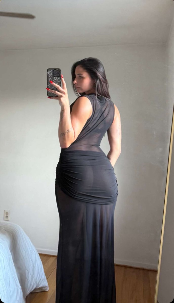 Juliaapic0's tweet image. This dress wasn’t ready for me 😌✨ What do you think?”