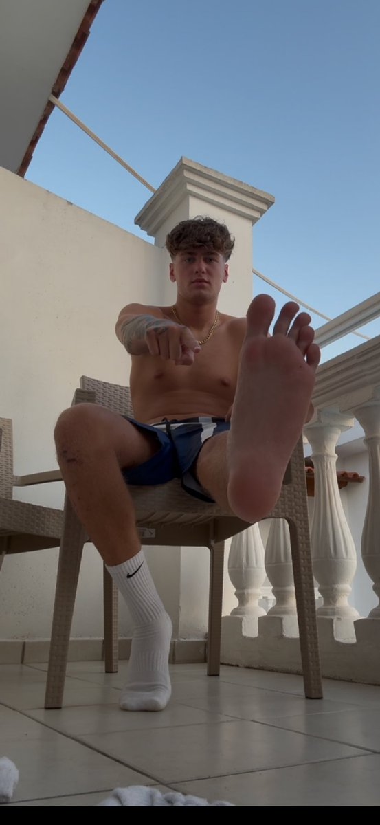 Back on hoiladay again when’s a better time to relapse and serve these feet f*g

Get in my DMs and tell me what you’d do under these feet 

Findom cash master
