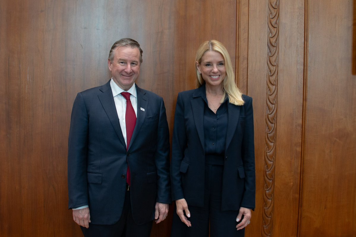 AGPamBondi's tweet image. Wonderful to meet with @PresMcCullough of Florida State University today. Richard is doing a tremendous job leading @FloridaState!
(But still, Go Gators).