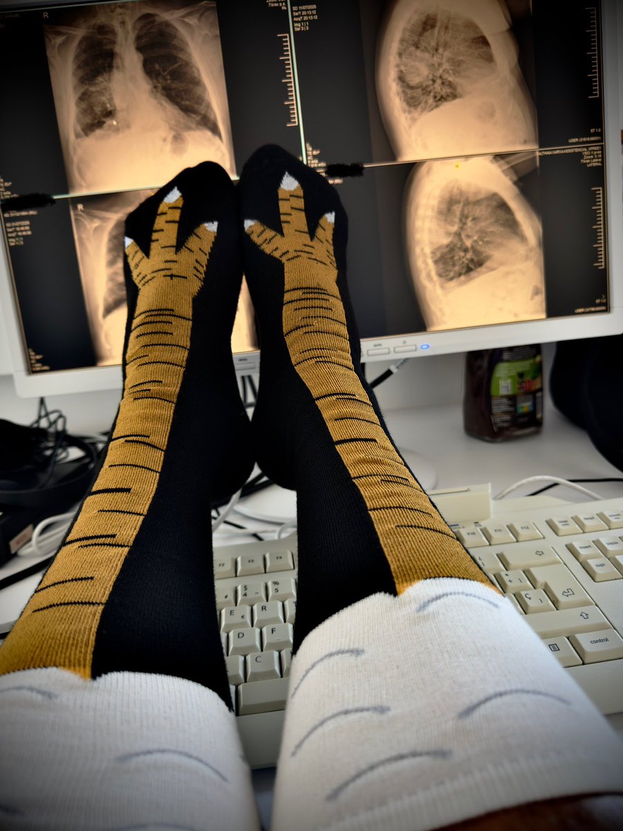 luisfilosmd's tweet photo. En algunas guardias descanso mis patitas!!! https://t.co/qbY8YaEVcR
