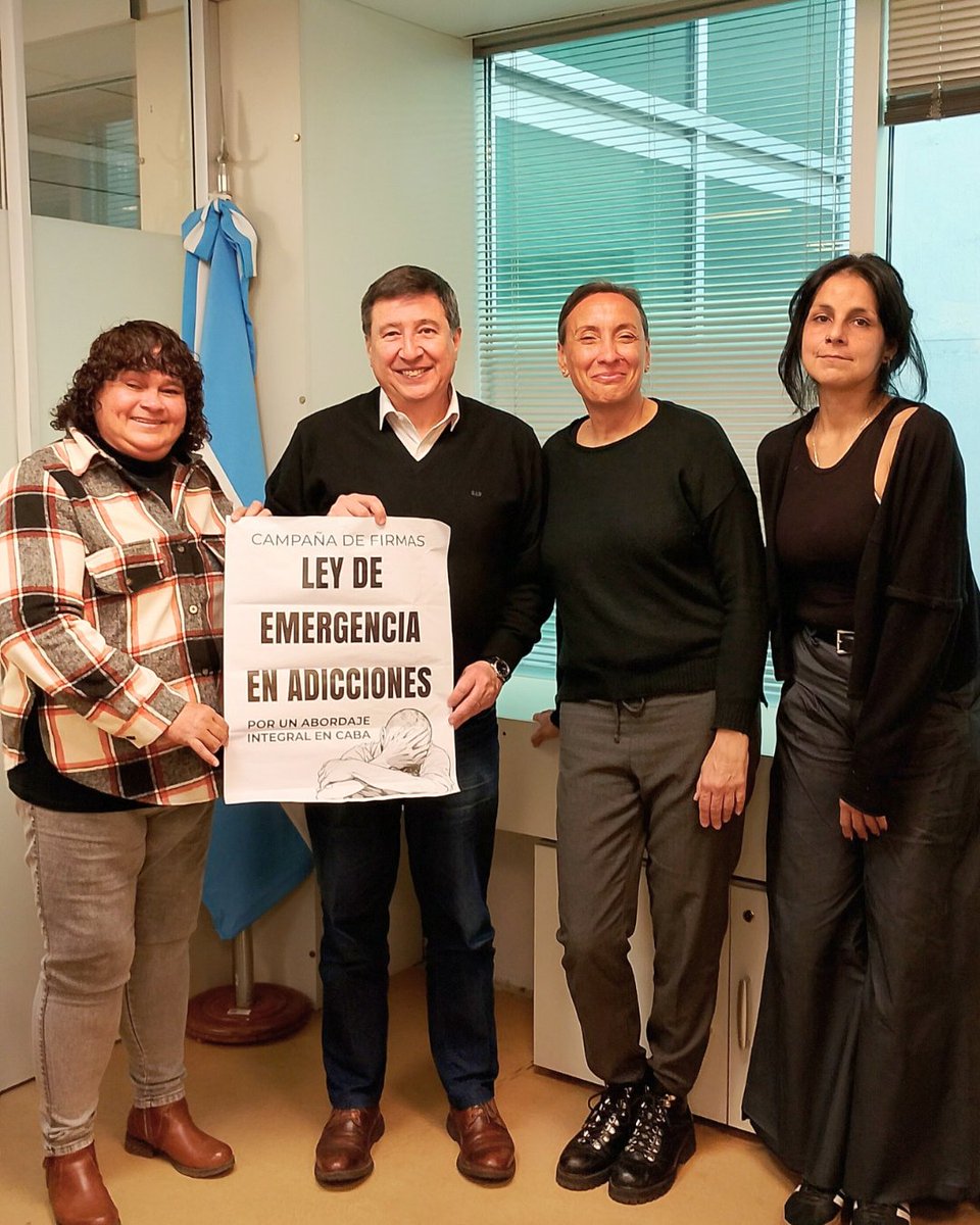 LicDanielArroyo's tweet image. Hoy recibí a un grupo de referentes barriales preocupadas por el crecimiento de la venta de drogas y los consumos problemáticos.
Necesitamos abordajes integrales y crear 400 nuevos centros de atención de adicciones con urgencia.