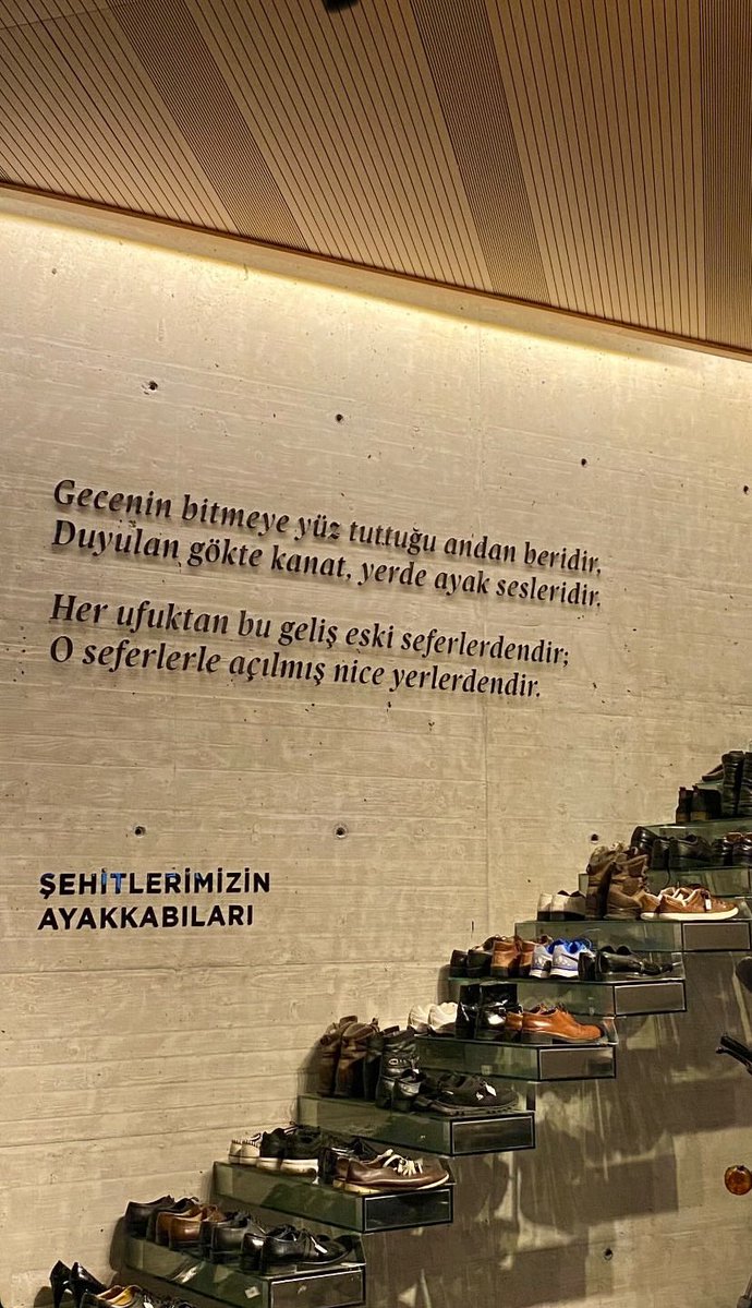 elifhsr's tweet image. “Bir çift ayakkabı, binlerce hikaye..”