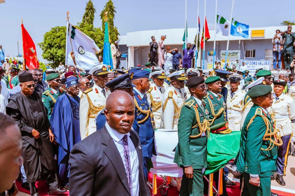 Adreams241's tweet image. PHOTO NEWS: President Bola Ahmed Tinubu, Vice President @KashimSM, Nigeria Governors led by their Chairman and Kwara Gov @RealAARahman and other government officials respectfully welcome the body of former President Muhammadu Buhari at Katsina Airport before the burial in Daura.