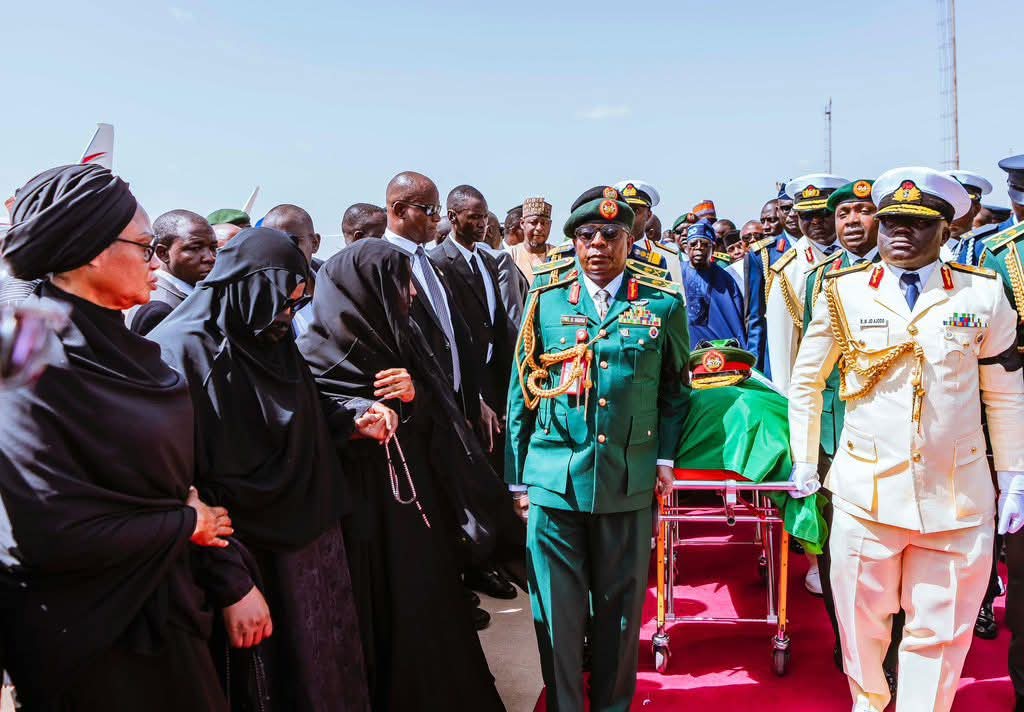 Adreams241's tweet image. PHOTO NEWS: President Bola Ahmed Tinubu, Vice President @KashimSM, Nigeria Governors led by their Chairman and Kwara Gov @RealAARahman and other government officials respectfully welcome the body of former President Muhammadu Buhari at Katsina Airport before the burial in Daura.