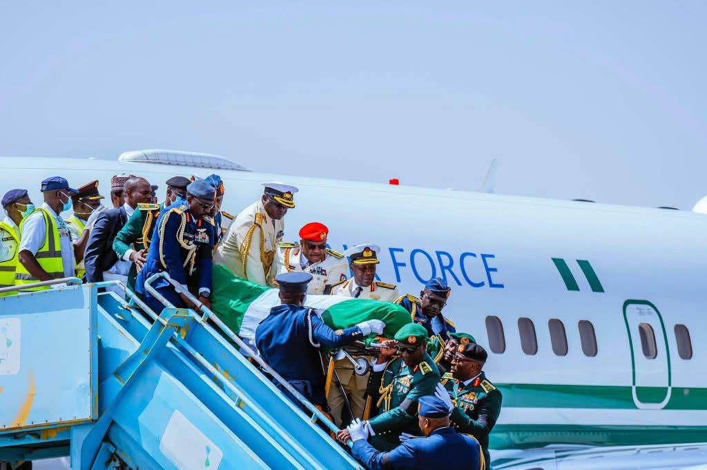 Adreams241's tweet image. PHOTO NEWS: President Bola Ahmed Tinubu, Vice President @KashimSM, Nigeria Governors led by their Chairman and Kwara Gov @RealAARahman and other government officials respectfully welcome the body of former President Muhammadu Buhari at Katsina Airport before the burial in Daura.
