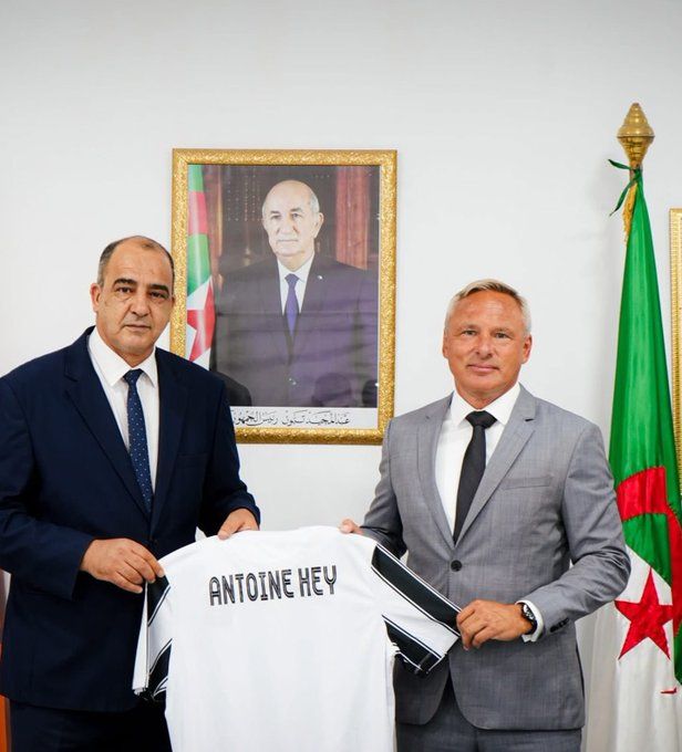 🇩🇿 OFFICIAL|  

Former #HarambeeStars head coach Antoine Hey has been appointed as the new head coach of Algeria side ES Sétif.

The German was in charge of the Kenyan national team in 2009.

#Pepeta