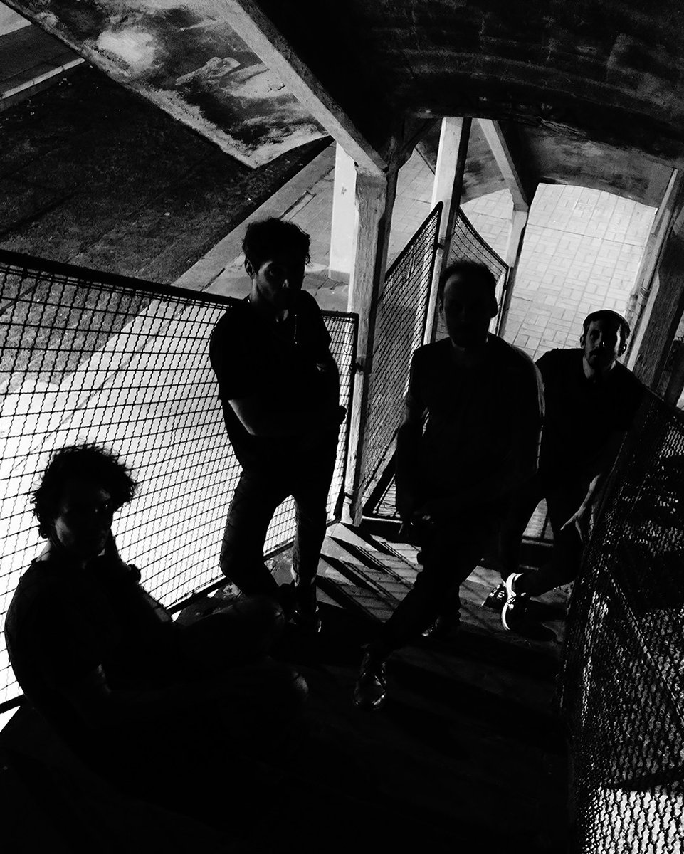 Amigxs, este viernes 18 de julio sale CIEGO,  el tercer y último adelanto de COIRE. Una canción de pulso firme y  groove hipnótico, vértigo y ternura.  

Presave: onerpm.link/atrashaytrueno…

Edita: <a href="/casadelpuente/">Casa del Puente Discos</a> 
📸 Manuel Cascallar