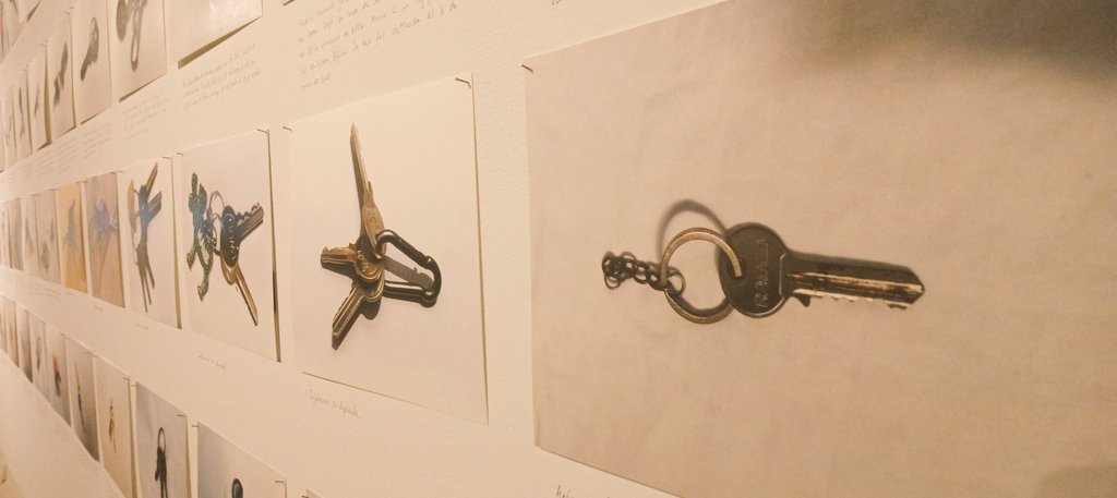 Exposición de Taysir Batjini en Casa Árabe de Madrid. 'Just in Case #2' está "compuesta por cientos de historias de personas forzadas a abandonar sus hogares, arrasados este año por los bombardeos israelíes en Gaza".