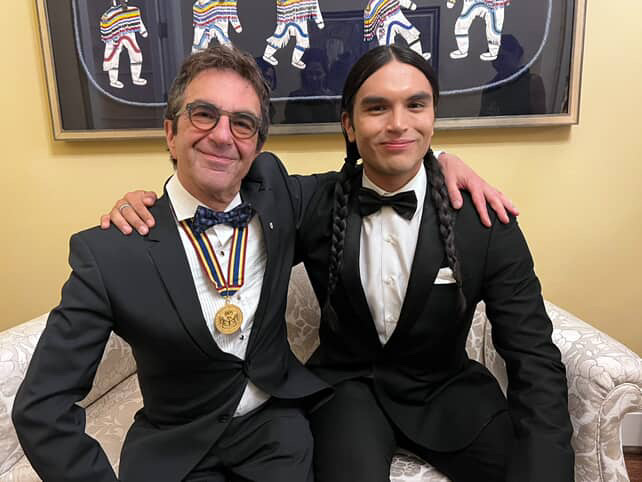 Cette année, grâce au programme de mentorat des PGGAS, parrainé par la <a href="/TheKegSpiritFdn/">TheKegSpiritFdn</a>, <a href="/JoshuaOdjick/">Joshua Odjick</a> collaborera avec le cinéaste Atom Egoyan pour réaliser son premier court métrage. 
📸 Claudia Yurt
#thelongwalk #sevenveils #Cinema #INDIGENOUS