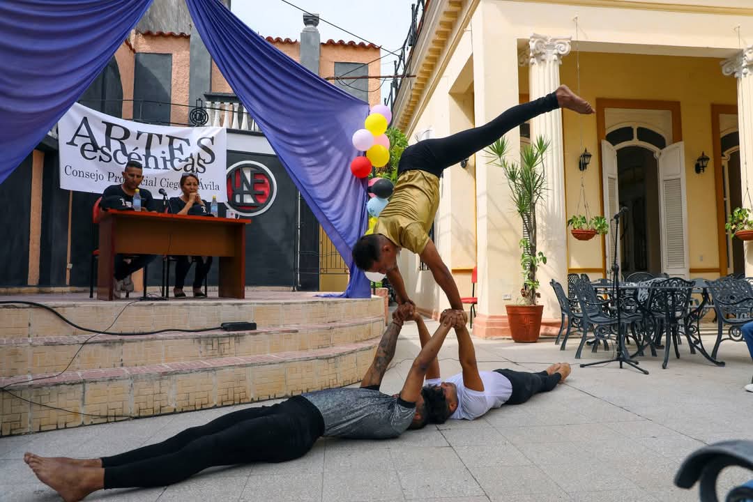 UNEACCIEGODEAVILA tweet media