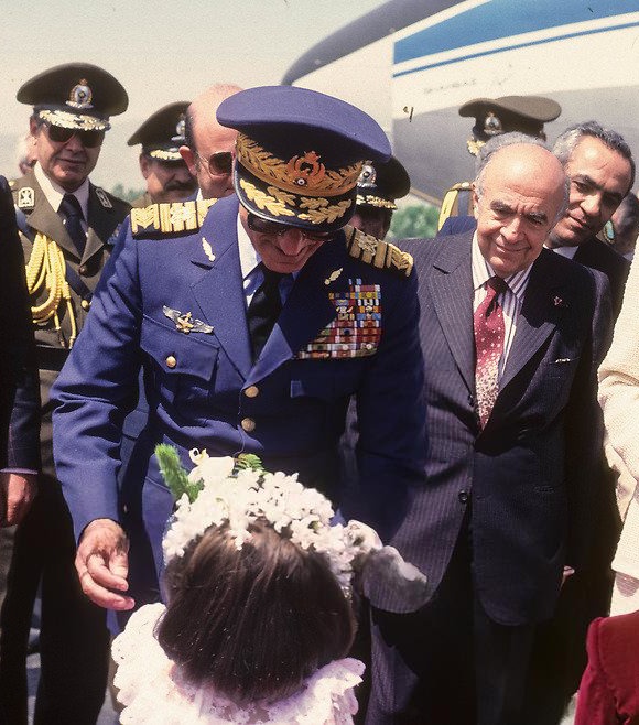 ایران بعد ج.ا نیاز به یک پادشاه مقتدر و نخست وزیری راستگرا و هئیت دولتی به غایت تکنوکرات میخواد تا خرابی‌های ۴۷ سال ج.ا طی ۱۰ سال بازسازی بشه و هرگونه حزب بازی، تفکرات چپی، گلوبالیستی، اسلامگرا بشدت سرکوب شه وگرنه در دور باطل دولت‌های کوتاه( مشابه ۱۳۲۰ تا ۱۳۳۲) و ناکارآمد میفتیم.