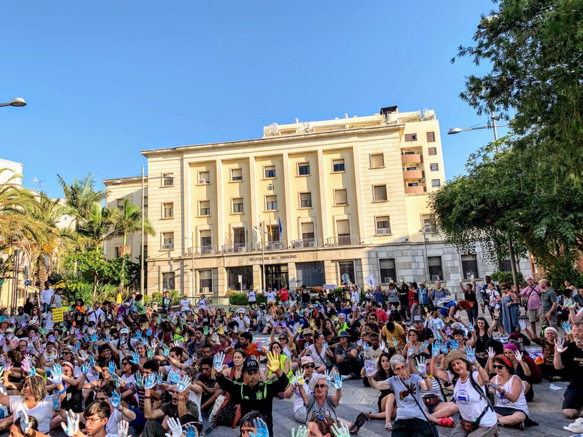 Ahir, l'#EtapaParis d #CaravanaCalais2025 començava amb l'acció i consigna

📢 Fraternité avec les sans papiers

🔴 Desplegant una pancarta al Pont des Arts, a París, en memòria de totes les persones que han perdut la vida a les fronteres internes i externes de l'Europa fortalesa