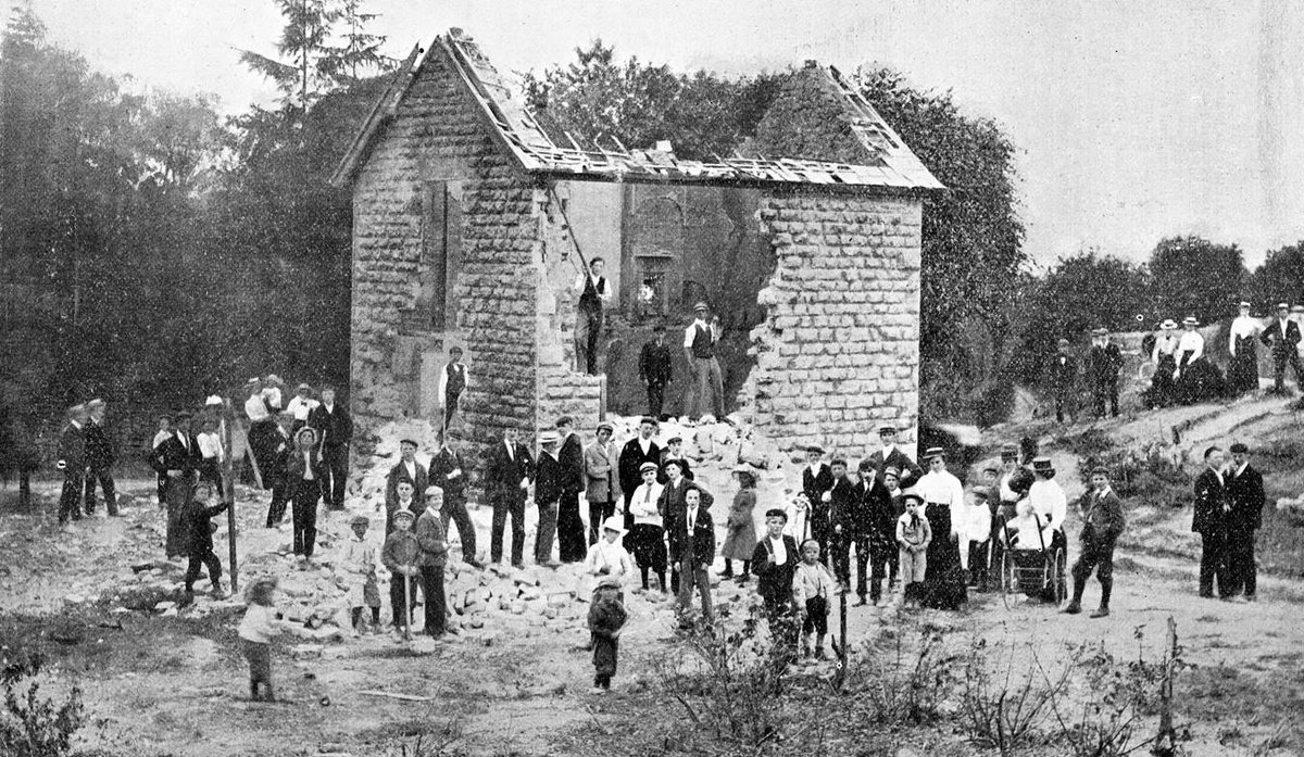 #OtD 15 Jul 1902 the Leckhampton Stalwarts led a march of 2,000 people to Leckhampton Hill, where they tore down a cottage built by the new quarry owner that blocked a right of way and filled in a pit where working people held a fair every Easter. stories.workingclasshistory.com/article/8677/t…