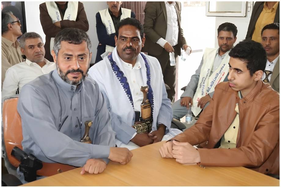 محافظ ذمار محمد ناصر البخيتي يزور الطالب مهند نبيل العريق الحاصل على المركز الأول على مستوى الجمهورية في الثانوية العامة بمعدل 100% مهنئًا إياه وأسرته بهذا الإنجاز.

كما تواصل وزير التربية والتعليم حسن الصعدي بأسرة الطالب وهنأ والده مشيدًا بتفوقه وتميزه العلمي.