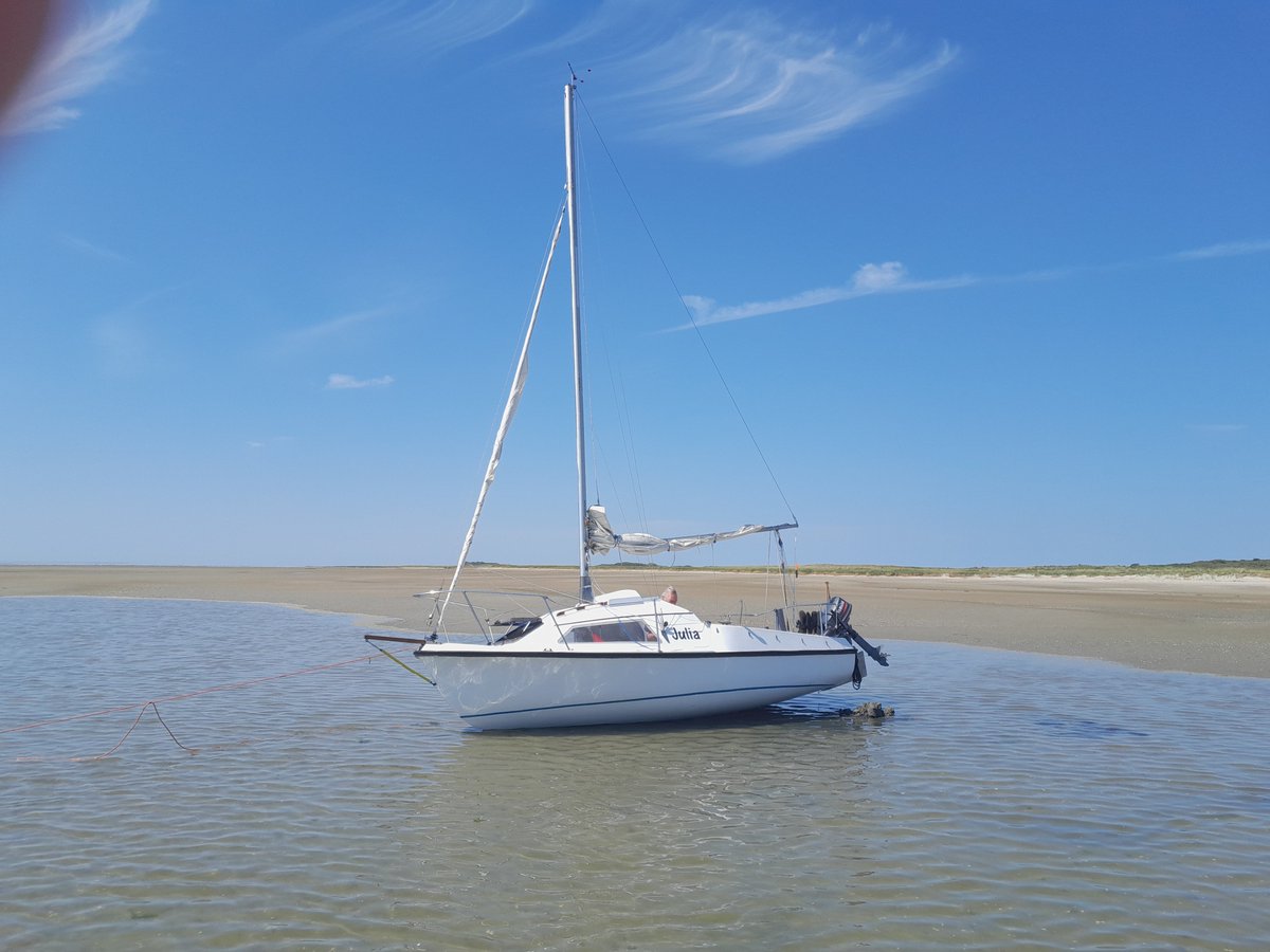 Afgelopen winter een leuke #Skipper17 #zeiljacht verkocht aan Bert, die er behoorlijk grote plannen mee had. Gisteren stuurde hij deze foto van zijn boot, drooggevallen op de #Waddenzee. Hoe ongelofelijk gaaf is dat. Goed gedaan Bert en op prachtige vaarzomer.