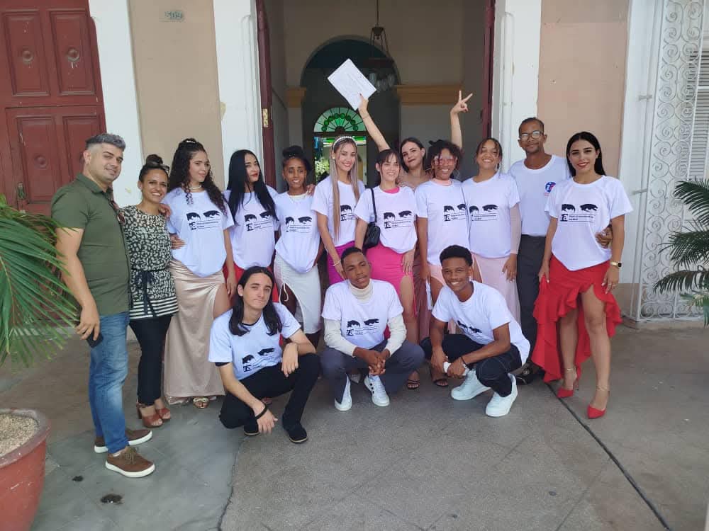 El #TeatroTomasTerry de #Cienfuegos fue el escenario de la graduación de los primeros 15 #instructoresdearte de la nueva formación en la #escueladeartebennymore  baluartes de las manifestaciones de danza, teatro y artes visuales.
#CubaEsCultura