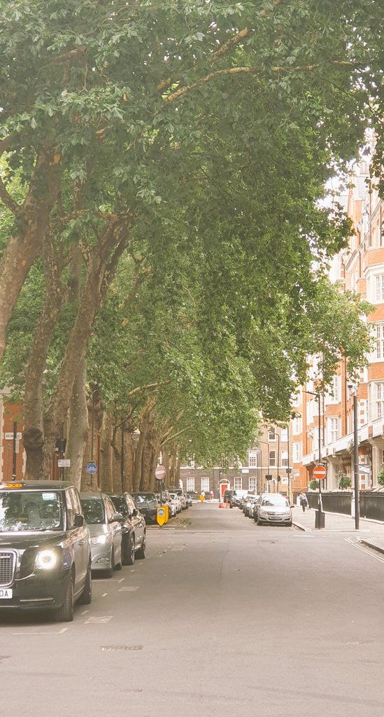 onlydavidcoen's tweet image. I thought copywriting was boring.
Salesy. Commercial. Cold.
But today in London I learned what it really is.
Storytelling.
Just like these photos, every brand has a story.
Helping a brand tell its story is pretty special, don't you think?