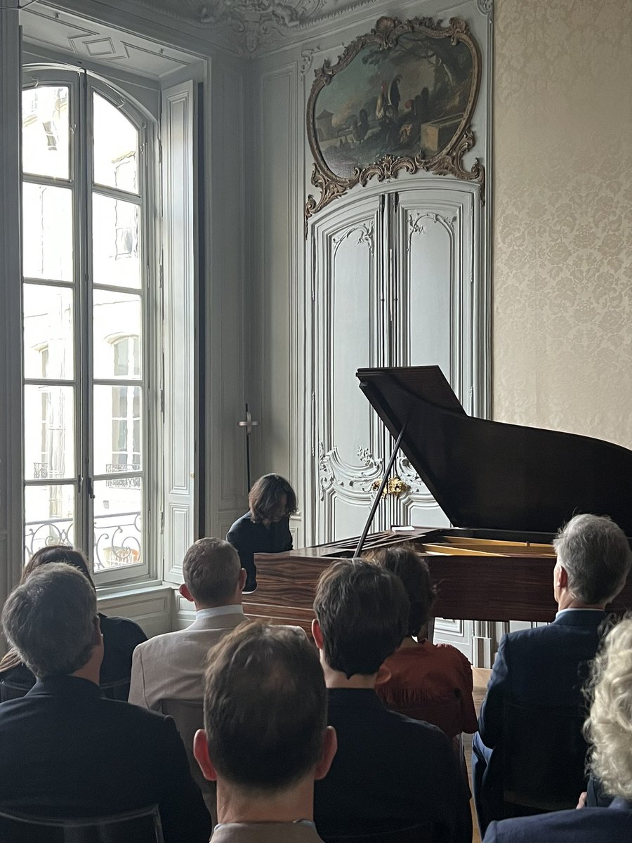 Arsenii Moon joue Chopin à l’Hotel Cromot du bourg <a href="/nellyrodi/">NellyRodi</a> <a href="/_RIVP_/">RIVP</a> là où tant de pièces du compositeur ont été créées pour la première fois.