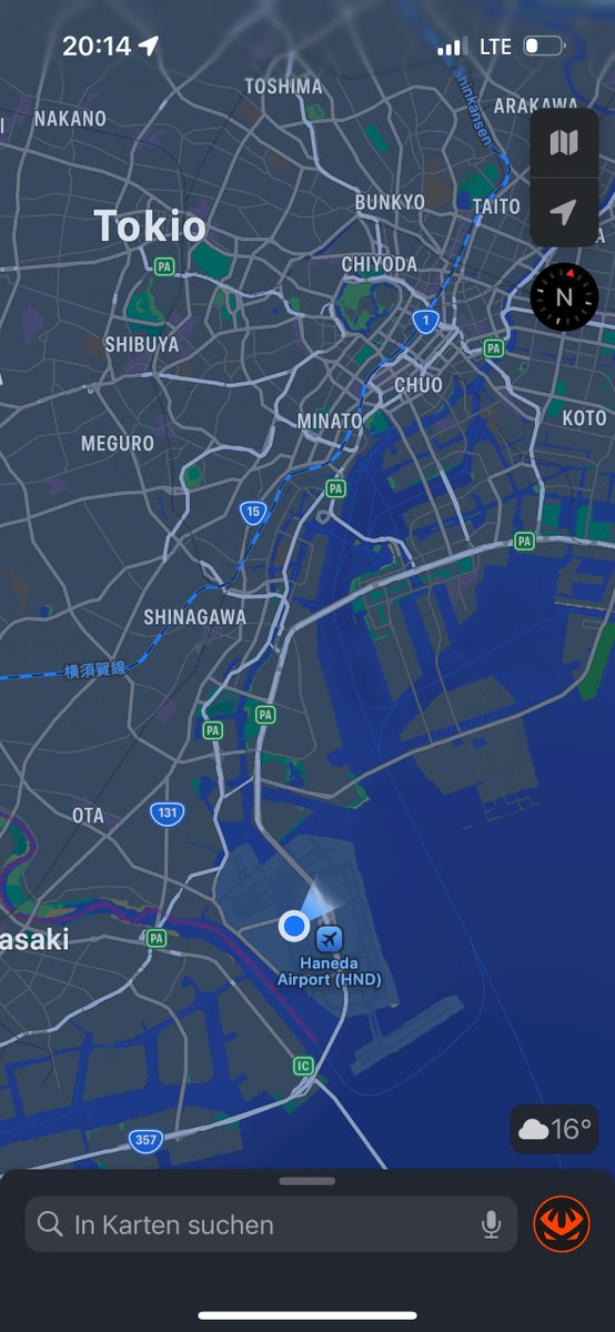 Nach knapp 12 Stunden Flug sind wir endlich gelandet.🛬
Die ersten Eindrücke? Viel Verkehr, viele Schilder, alles wirkt geordnet – aber auch komplett neu. 🚥
Wir sind irgendwo in Minato-ku und haben uns gerade ein Taxi geschnappt. 🚕
Das Ziel: Erstmal Unterkunft finden, dann