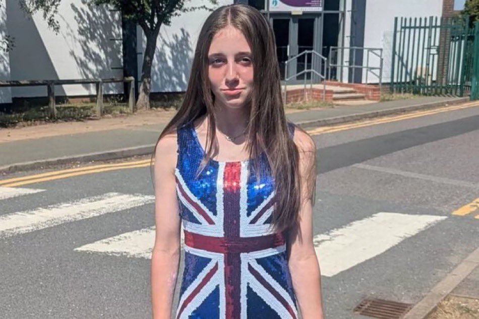 I came to this country took Asylum and I wear the Union Jack with PRIDE 🇬🇧
So it makes my blood boil when I see British teachers telling British kids they can’t wear their own flag!

WHAT KIND OF COUNTRY ARE WE BECOMING?
Why is showing pride in Britain seen as a problem?
If the