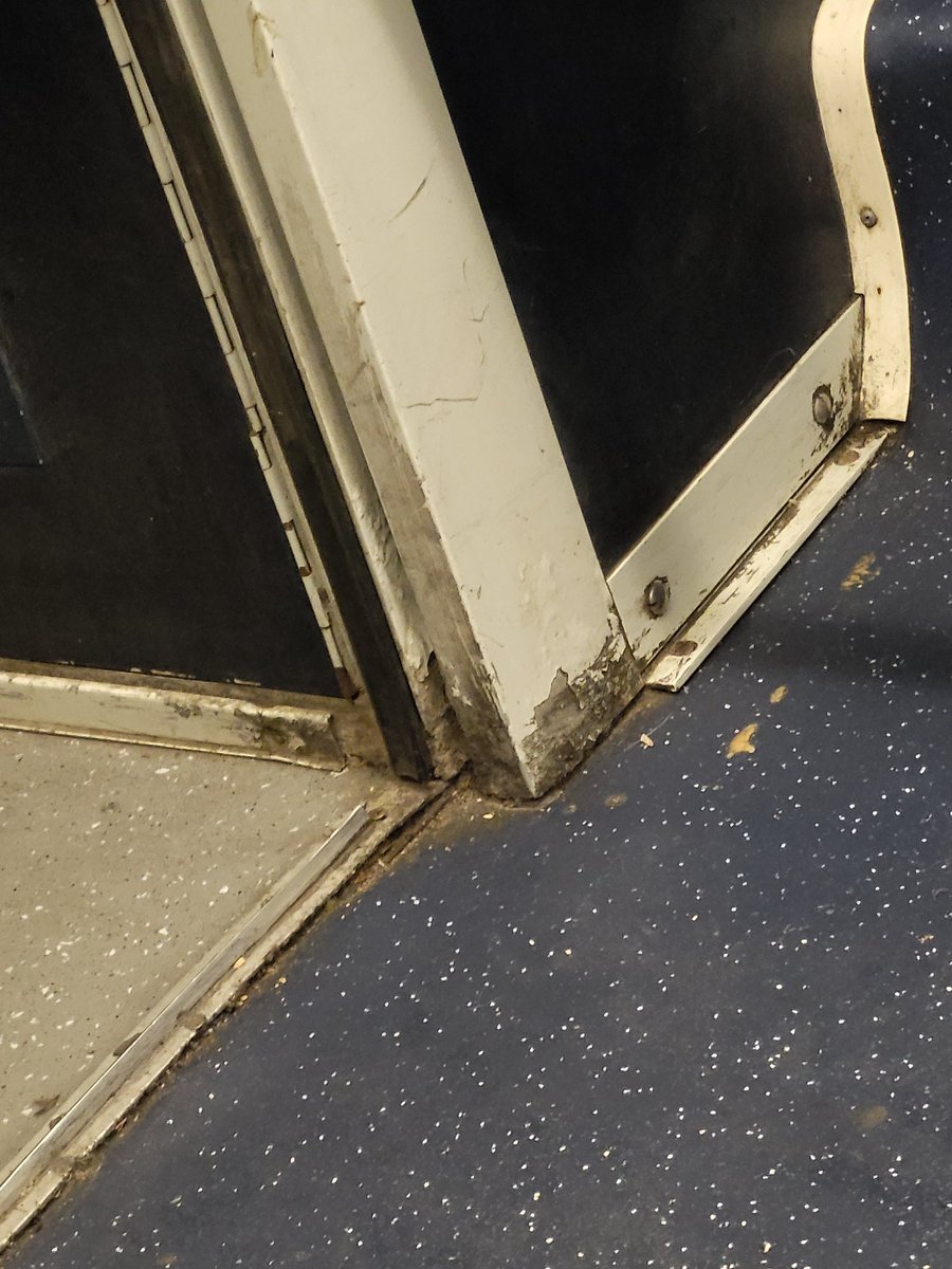 Piticigratis's tweet image. CFR e o experiență culturală. Nu am mai consumat de ani de zile dar mă bucur că am ocazia.
A plecat din București cu o oră întârziere.
Totul e jegos, slinos, coșcovit, dezmocănit și jerpelit.
Nici o ușă automată nu e funcțională.
Prize smuse. Ciocanele de spart geamuri au…