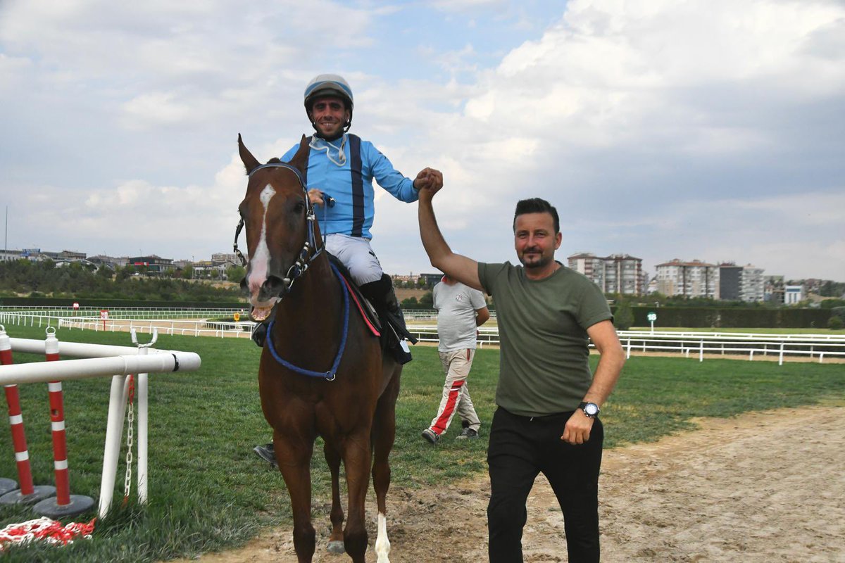 Yarış hayatına 4 yaşında başlayan  380 kilo olan ve türlü sorunlara rağmen kazanmasını bilen   - ŞEV - sen nasıl bir atsın . Heyecanın , gururun ve Yarışın küçüğü büyüğü olmaz . Başarmak en güzeli