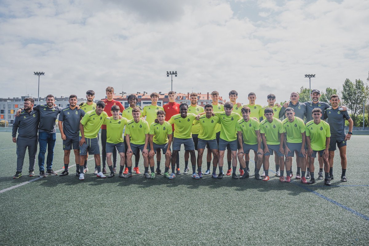 ⚡️ ¡Todos sonríen! El #RayoCantabria está de vuelta

😄 Ezequiel Loza y sus pupilos estrenaron su pretemporada en las Instalaciones Nando Yosu en una sesión con 21 futbolistas, diez de ellos juveniles

📝 realracingclub.es/noticias/el-ra…

#CanteraRRC