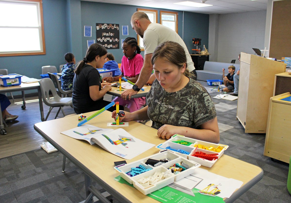 TheMindTrust's tweet image. It's the fifth week of @IndySLL, and our sites are starting end-of-session testing. But after a morning of academics and assessment, student's afternoons are full of fun enrichment, like LEGO STEM sled racing & cupcake decorating at the Wee Care Early Learning Ministry ISLL site.
