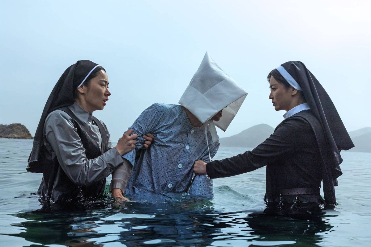 MusesOfMedia's tweet image. ‘Dark Nuns’ the sequel to the supernatural horror ‘The Priests’ (2015) debuts on digital, Blu-ray and DVD today.
Starring Song Hye-kyo and Jeon Yeo-been, ‘Dark Nuns’ follows nuns trying to save a young boy who has been possessed by an evil spirit.