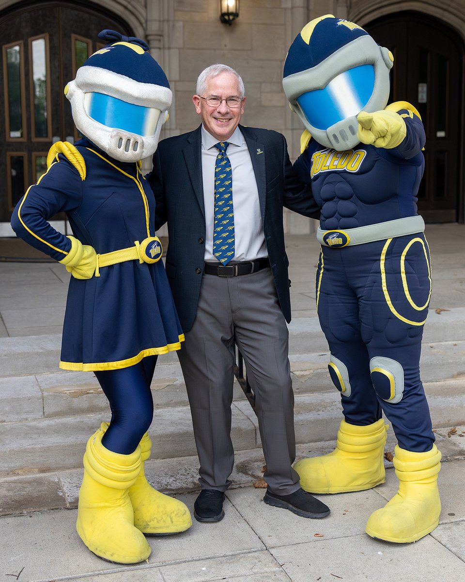 UToledo's tweet image. Welcome to Rocket Nation, Dr. Holloway! 💙💛
We’re proud to officially welcome The University of Toledo’s 19th president with a little help from Rocky and Rocksy.