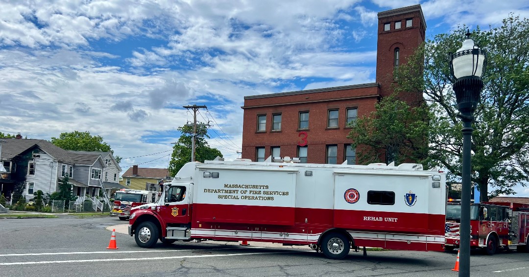 MassDFS's tweet image. Temps were about 90 degrees with 64% humidity when #ChicopeeMA FD responded to a fire in a multifamily home last week. DFS delivered Rehab 5 to support firefighter health, providing a spot to rest up, cool off, & rehydrate. More hot weather is on the way: #RememberRehab!