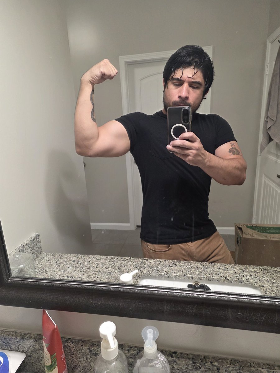 fight_nerdy's tweet image. Bit of an update. Think this might be the most functionally strong I have been in my life. Calisthenics mixed with weights has me feeling like I could suplex a train. My hands are starting to get some climbing calluses, which is pretty neat.

#training #workouts #fitness #health