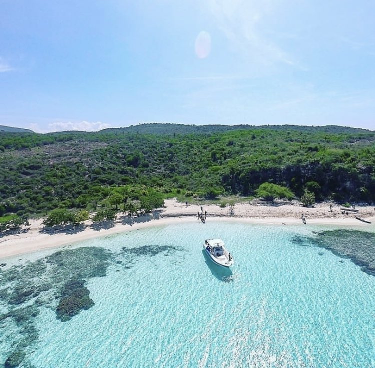 La Gonave, Haïti 🇭🇹 
Découvrez un merveilleux banc de sable dans l'océan, protégé par de magnifiques coraux peuplés de poissons.
EN #HAÏTI 🇭🇹