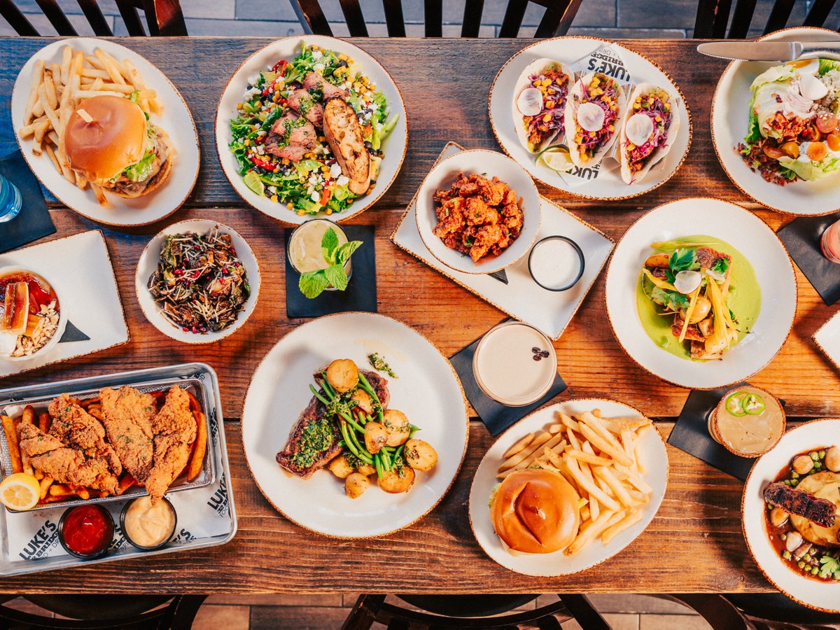 Need a meal before hitting Broadway? Start your night with dinner at Luke's and make a reservation here: bit.ly/3G9UQQe 
#Lukes32Bridge #NashvilleFood