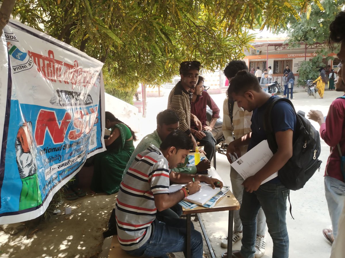 NSUIBihar's tweet image. लगातार समस्तीपुर जिला NSUI द्वारा विभिन्न कॉलेजों मे नये सत्र में नामांकन को लेकर #Help_Desk लगाया गया और छात्रों को मदद किया और हम बदलेंगे बिहार कैंपन के बारे में छात्रों को बताया गया और जुड़ने के लिए मिस कॉल अभियान चलाया गया ।