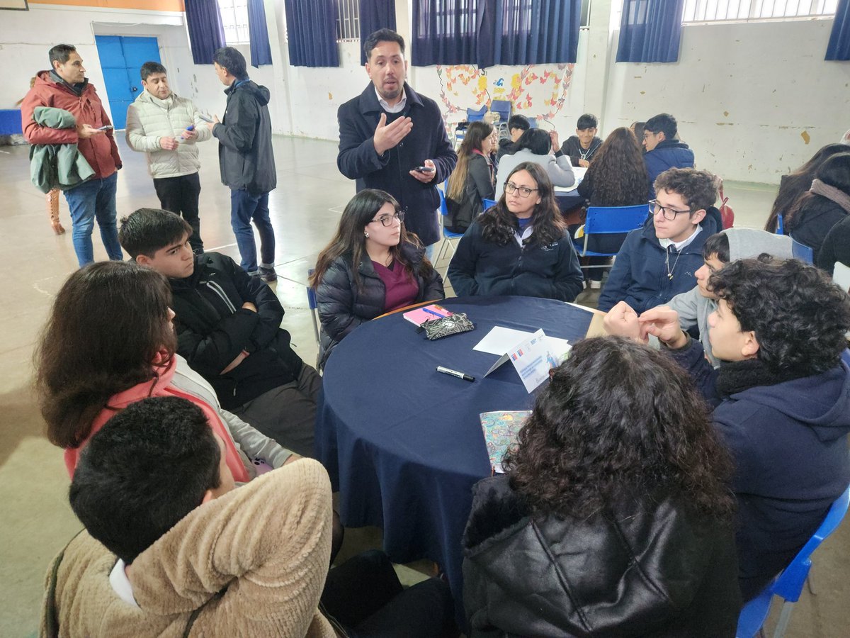 "Diálogos intergeneracionales para navegar en comunidad el mundo digital" se denominó el encuentro que desarrollado esta mañana en el Colegio Marina de Chile de Concepción. 
Se trata de una iniciativa del <a href="/Mineduc/">Ministerio de Educación</a> y <a href="/voceriagobierno/">Vocería de Gobierno de Chile</a> que busca desarrollar las habilidades digitales