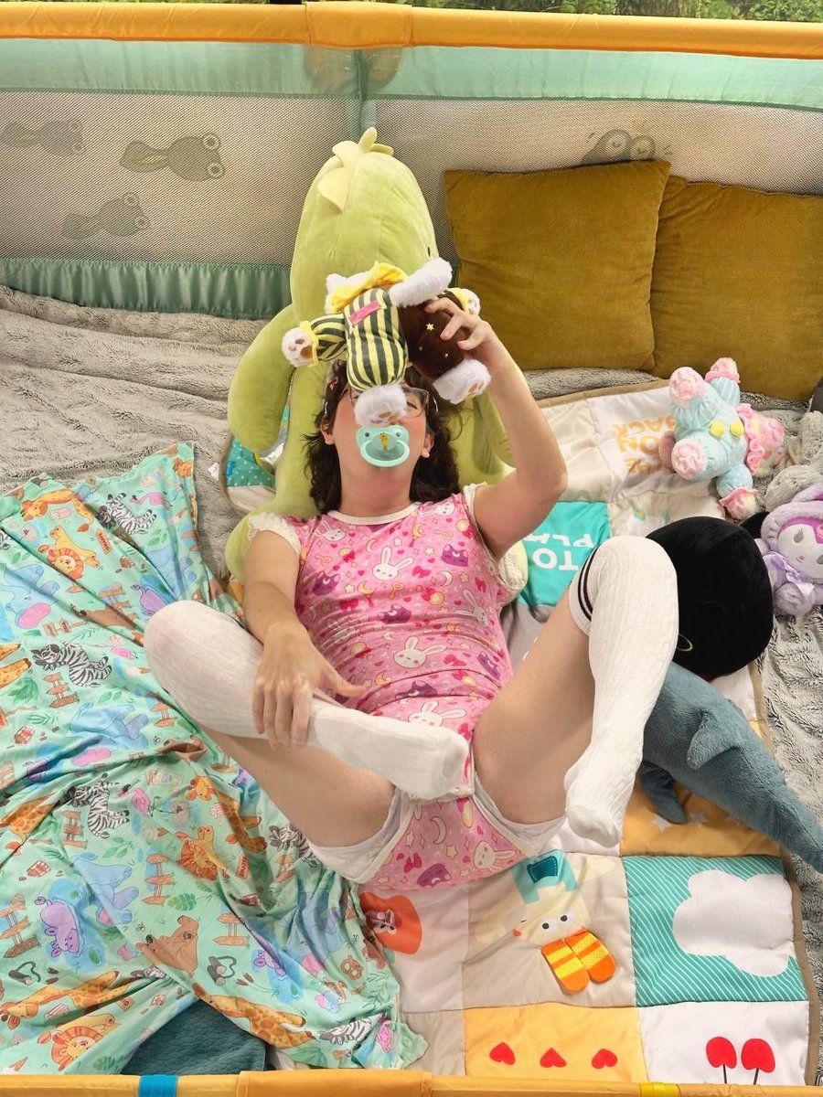 iridescent_bab's tweet image. I really wanted to take pictures like this for a long time. I was feeling playful and silly when we took these, I was honestly so happy. I still am.
I feel so healed when I'm able to express my little side, I love me ππππ³οΈββ§οΈπ¦
Picture by @Zowy_littlepink