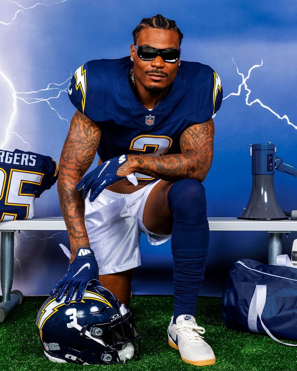 NFLonCBS's tweet image. The @chargers are bringing back the navy helmets this season 🔥