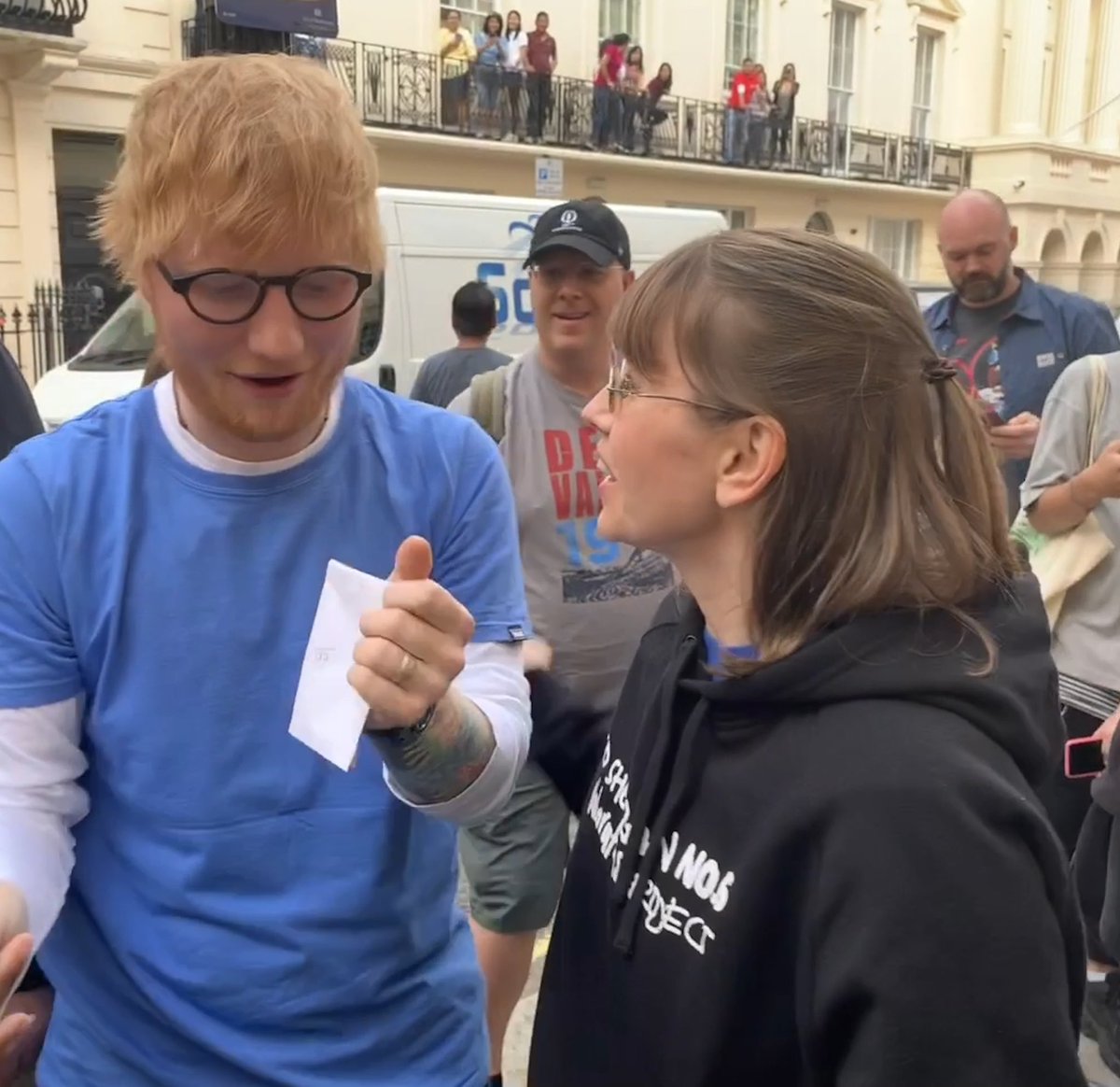drunk_snowflake's tweet photo. 6 years ago… meeting Ed 💙🩷 and seeing him play at Haymarket Theatre 💙🩷 one of my favourite days ever 💙🩷#edsheeran #play #divide #azizam @edsheeran https://t.co/avgPzNNf1K