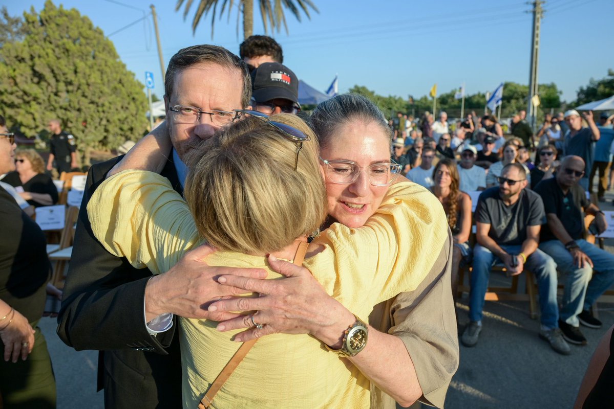Isaac_Herzog's tweet image. התכנסנו הערב בקיבוץ כפר עזה למעמד מרגש של חנוכת אתר הנצחה לנופלי הקיבוץ בטבח שבעה באוקטובר - מעמד שפוגש אותנו במקום שקרוע בין חיים ואובדן החיים; בין התקווה, הגאווה ורגעי השמחה – שהיו מנת חלקם לפני שבעה באוקטובר; לבין היגון והאבל התהומיים שהטבח הנורא הותיר בלבבות.
אנחנו בימים…
