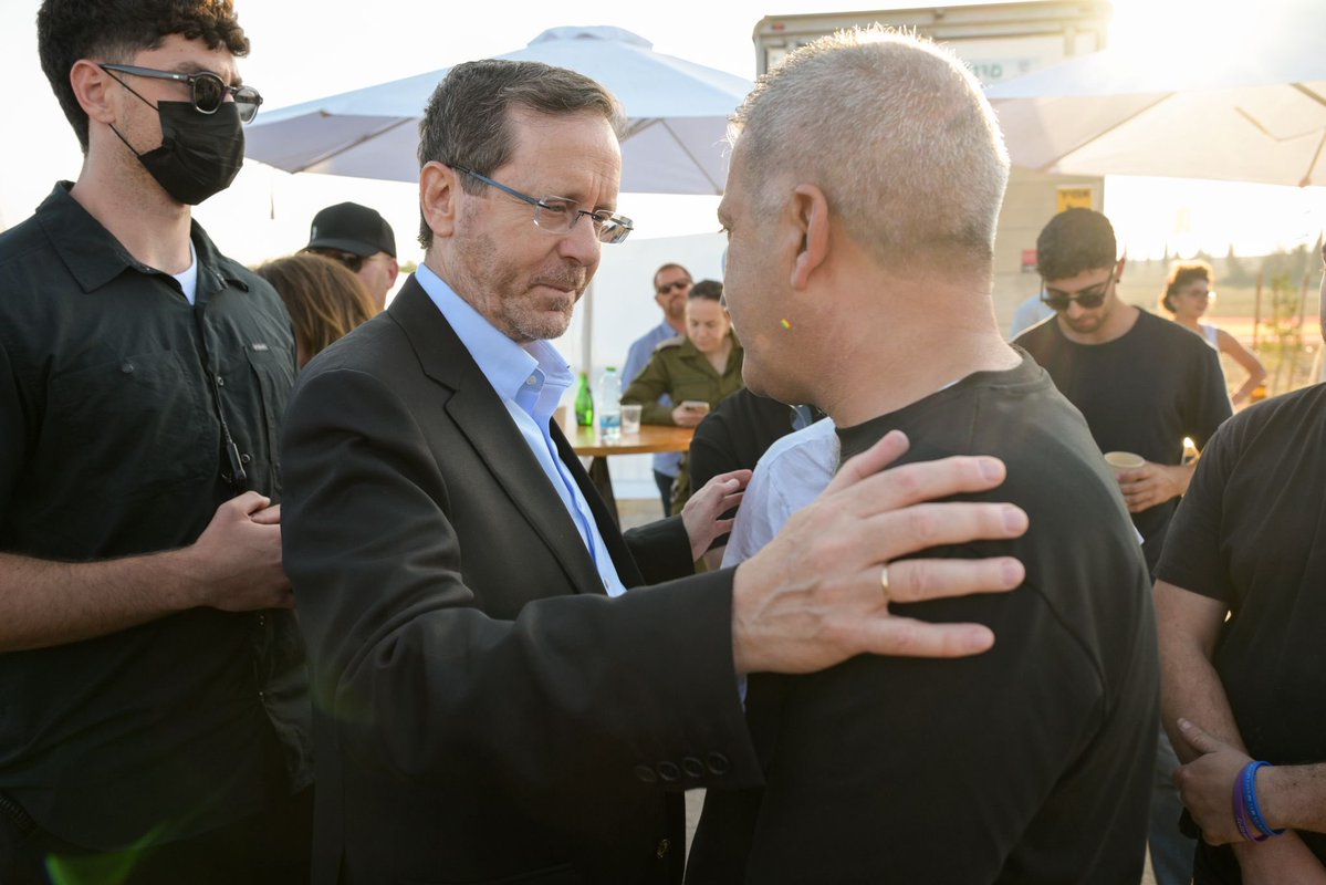 Isaac_Herzog's tweet image. התכנסנו הערב בקיבוץ כפר עזה למעמד מרגש של חנוכת אתר הנצחה לנופלי הקיבוץ בטבח שבעה באוקטובר - מעמד שפוגש אותנו במקום שקרוע בין חיים ואובדן החיים; בין התקווה, הגאווה ורגעי השמחה – שהיו מנת חלקם לפני שבעה באוקטובר; לבין היגון והאבל התהומיים שהטבח הנורא הותיר בלבבות.
אנחנו בימים…
